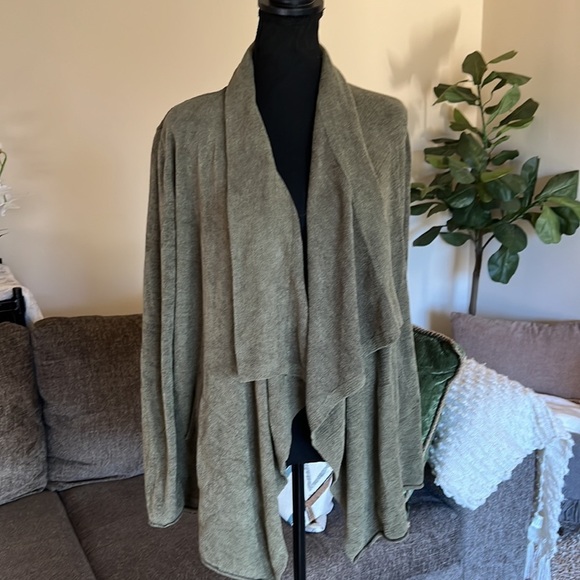 Barefoot Dreams Water fall
Olive Open Front Cardigan Size M - Picture 4 of 15